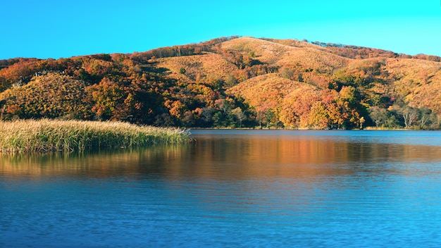 Lago la sera d'autunno