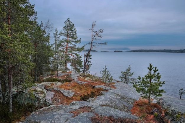 Lago Ladoga con isole in autunno