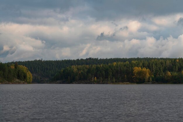 Lago Ladoga vicino al villaggio Lumivaara in un giorno d'autunno Ladoga skerries Lakhdenpokhya Karelia Russia