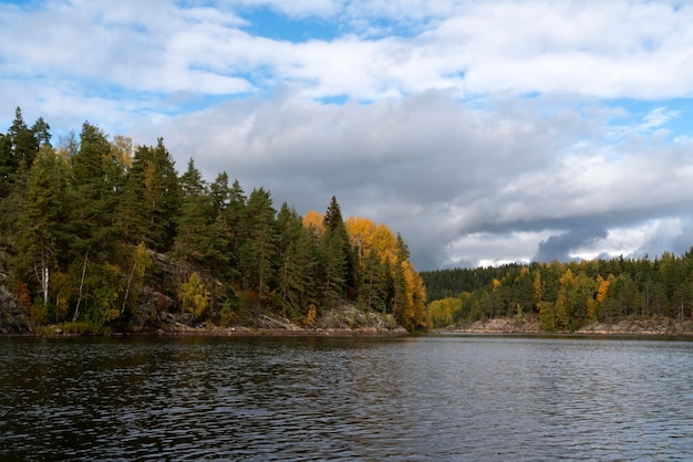 Lago Ladoga vicino al villaggio Lumivaara in una giornata autunnale Ladoga skerries Repubblica di Karelia Russia