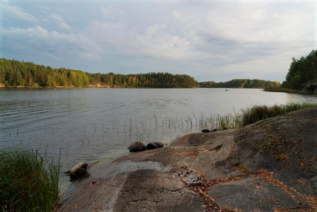 Lago Ladoga vicino al villaggio Lumivaara in una soleggiata giornata autunnale Ladoga skerries Repubblica di Carelia Russia
