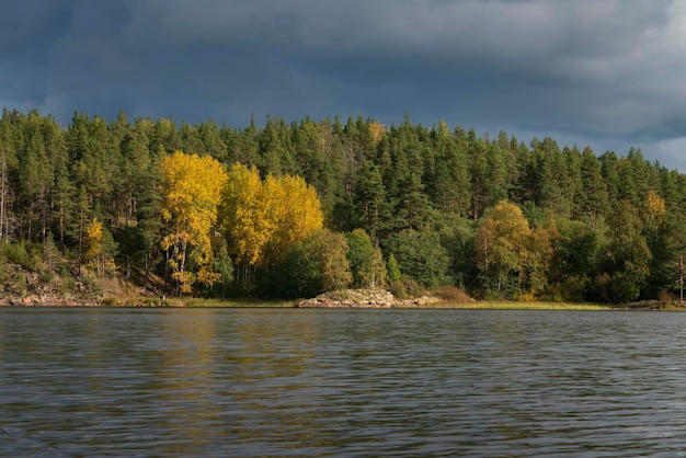 Lago Ladoga vicino al villaggio Lumivaara in una soleggiata giornata d'autunno Ladoga skerries Repubblica di Karelia Russia