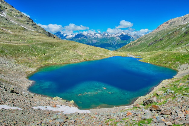 Lago Languard piccolo lago alpino nelle Alpi Retiche nella valle dell'Engadina