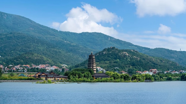 Lago Lianyungang Huaguoshan e pagoda del tempio