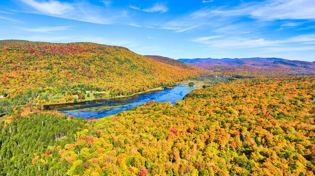 Lago nascosto tra le colorate montagne di Peak Fall a New York