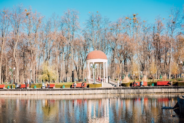 Lago nel parco cittadino in autunno