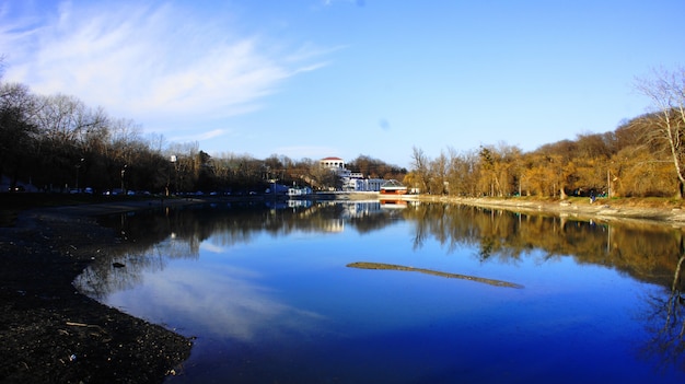 Lago nel parco in primavera.