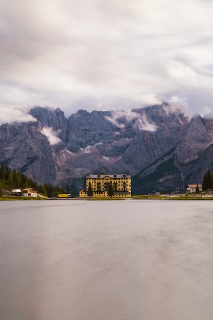 lago nelle dolomiti