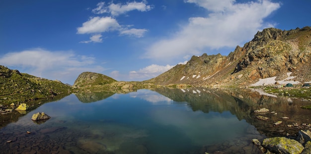 Lago nelle montagne del Caucaso in una giornata estiva
