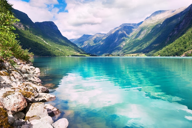 Lago Oldevatnet in montagna in Norvegia. Bellissimo paesaggio estivo