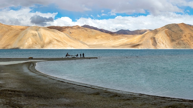 Lago Pangong con la montagna e il cielo blu, Leh Ladakh, India