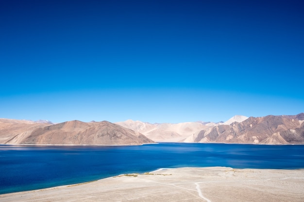 Lago Pangong con la montagna