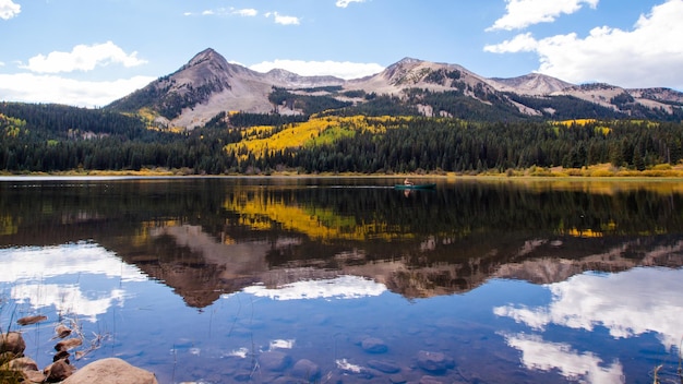 Lago perduto in autunno. Colorado.