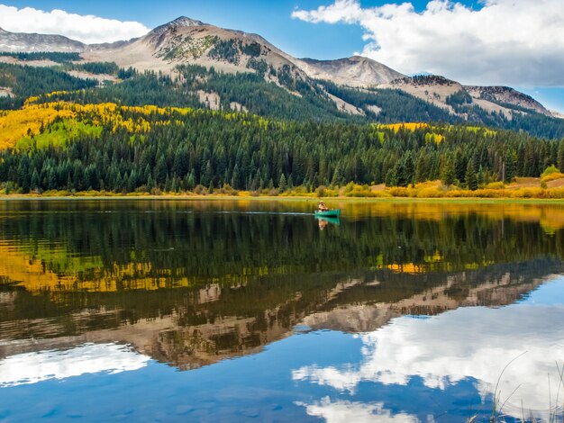 Lago perduto in autunno. Colorado.