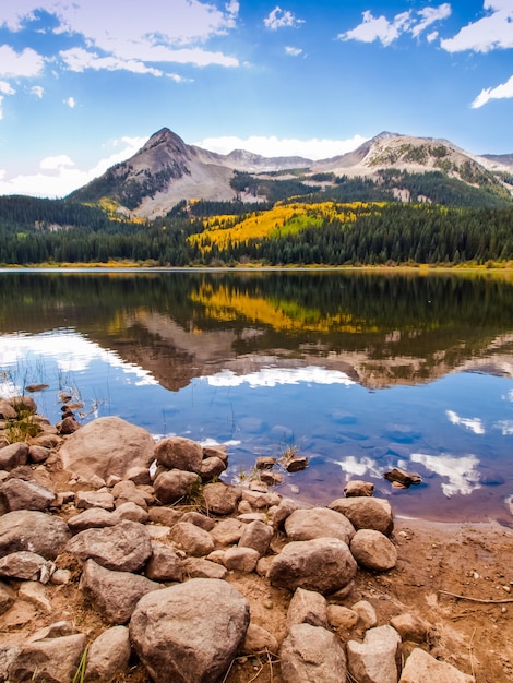 Lago perduto in autunno. Colorado.