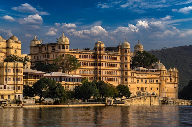 Lago Pichola Old City Palace e Lake Palace vista straordinaria e bellissima da Ambrai Ghat a Udaipur Rajasthan in India