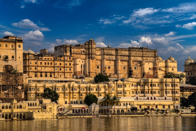 Lago Pichola Old City Palace e Lake Palace vista straordinaria e bellissima da Ambrai Ghat a Udaipur Rajasthan in India