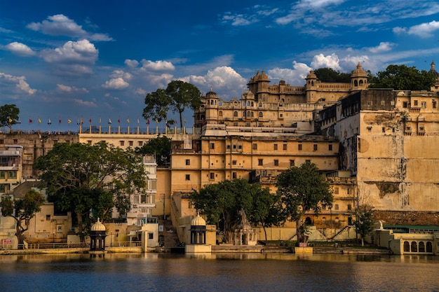 Lago Pichola Old City Palace e Lake Palace vista straordinaria e bellissima da Ambrai Ghat a Udaipur Rajasthan in India