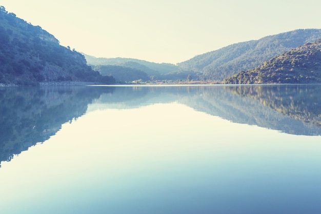 Lago pittoresco con acqua calma.