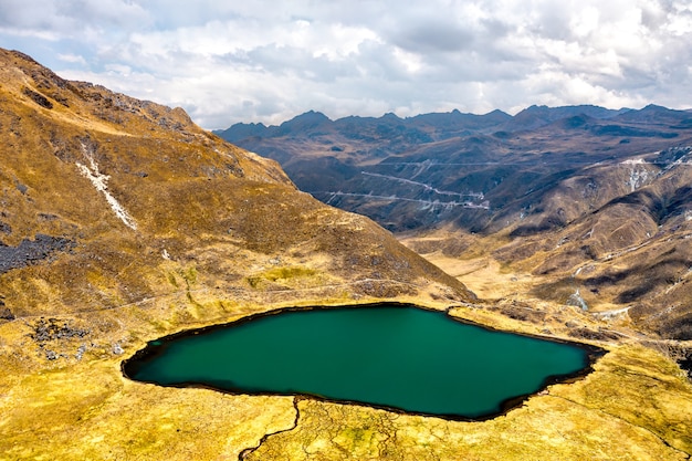 Lago presso la catena montuosa huaytapallana in huancayo perù