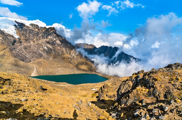 Lago presso la catena montuosa huaytapallana in huancayo perù