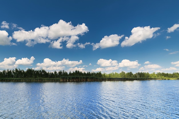 Lago pulito e bel cielo azzurro con nuvole