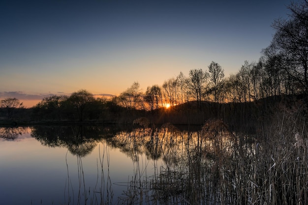 Lago Reed con superficie riflettente al tramonto