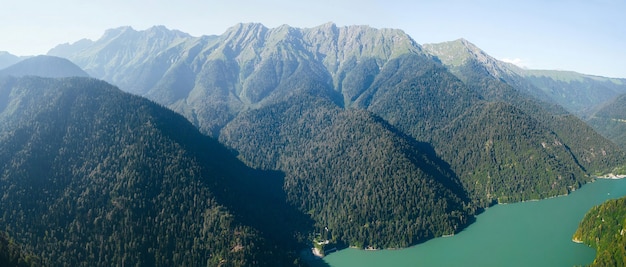 Lago Ritsa e montagne sullo sfondo