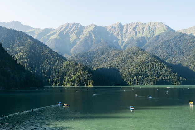 Lago Ritsa e montagne