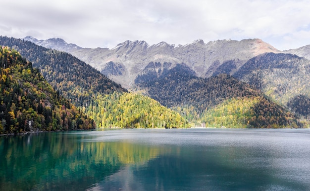 Lago Ritsa in Abkhazia in autunno, vista del lago con la foresta di autunno