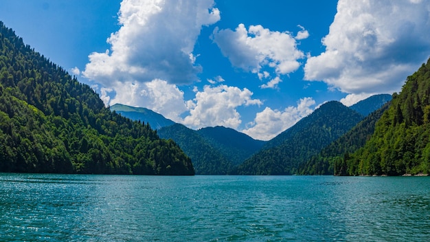 Lago Ritsa in montagna in Abkhazia