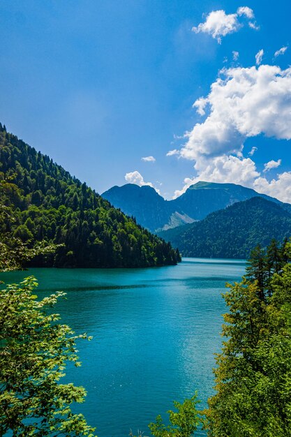 Lago Ritsa in montagna in Abkhazia