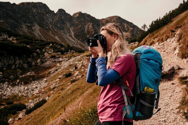 Lago Rohacske in Slovacchia Montagne Tatra occidentali Rohace Slovacchia Donna escursionista con zaino sale verso le montagne Discovery concetto di viaggio