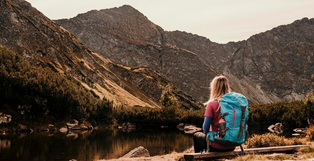 Lago Rohacske in Slovacchia Montagne Tatra occidentali Rohace Slovacchia Donna escursionista con zaino sale verso le montagne Discovery concetto di viaggio