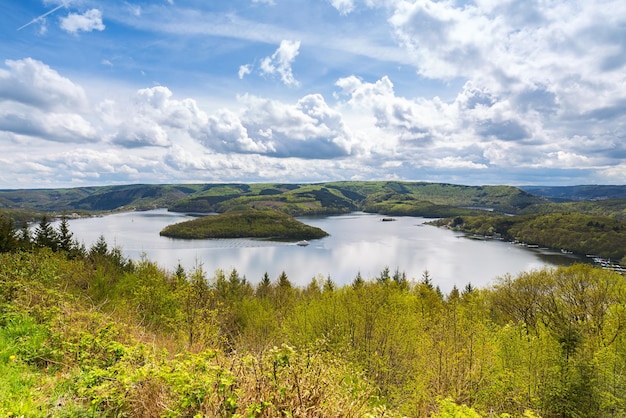 Lago Rursee all'Eifel in primavera con cielo nuvoloso