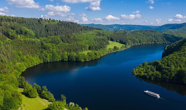 Lago Rursee in estate, Eifel Germania
