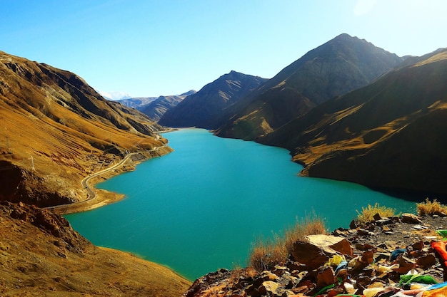 lago sacro nel paesaggio del Tibet