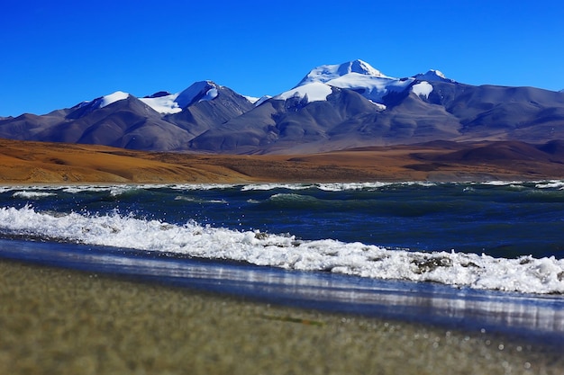 lago sacro nel paesaggio del Tibet