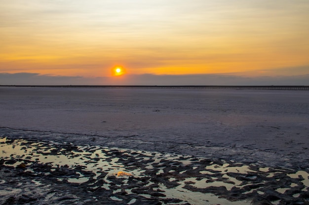 Lago salato rosa Siwash al tramonto