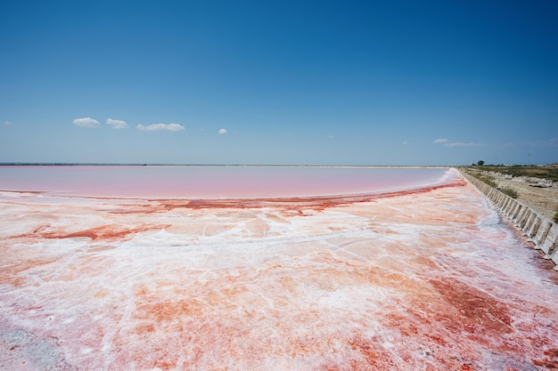 Lago salato rosso nelle saline Margherita di Savoia d'Italia