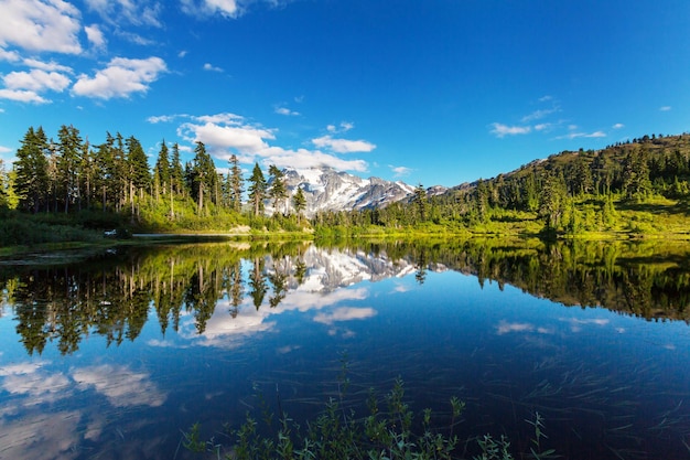 Lago scenico dell'immagine con la riflessione del monte Shuksan a Washington, USA