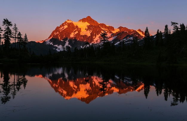 Lago scenico dell'immagine con la riflessione del monte Shuksan a Washington, USA