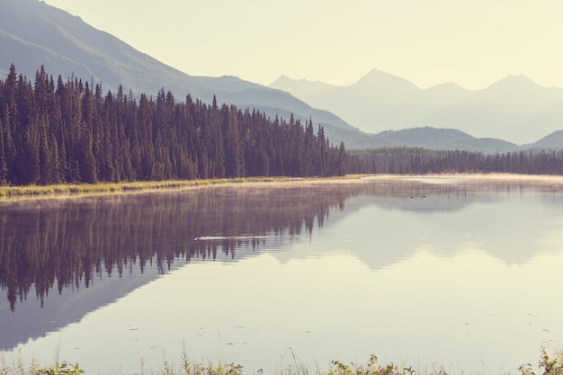 Lago Serenity nella tundra dell'Alaska