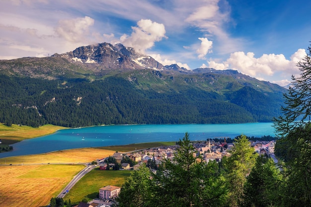 Lago Silvaplana in Svizzera con atleti che usano il vento per sorvolare l'acqua