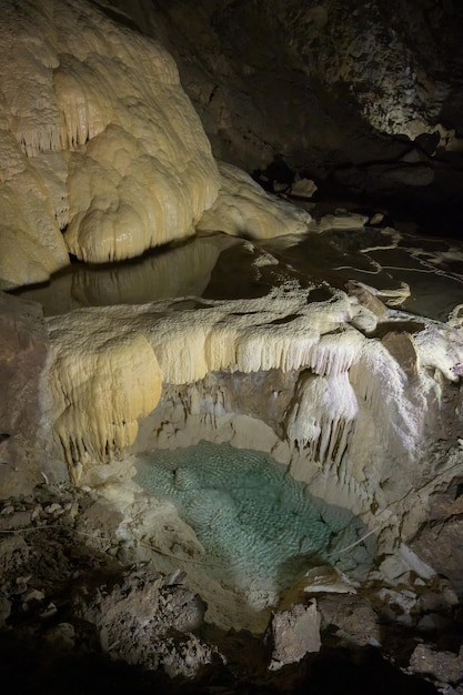 Lago sotterraneo nella Grotta del Nuovo Athos in Abkhazia