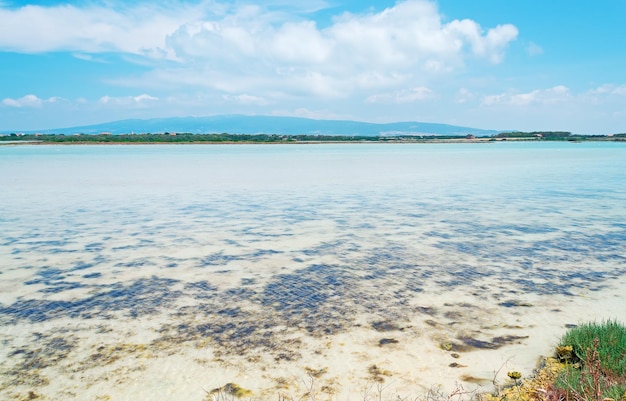 Lago sotto un cielo sardo blu