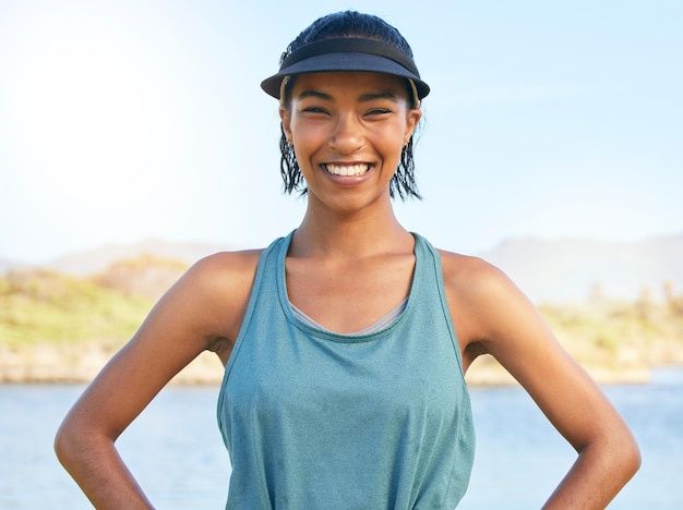 Lago sport e fitness ritratto di donna pronta per l'attività all'aperto sotto il sole con il sorriso Sano benessere e natura ragazza eccitata per l'allenamento con visiera per gli sport estivi in Messico