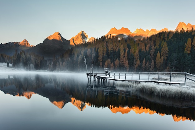 Lago Staz nella valle dell'Engadina Svizzera vicino a Sankt Moritz. All'alba con le montagne che si specchiano