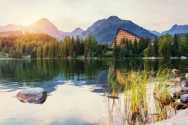 Lago Strbske Pleso in alta montagna di Tatras, Slovacchia, Europa