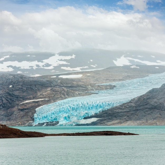 Lago Svartisvatnet e vista nuvolosa sul ghiacciaio Svartisen Meloy Norvegia